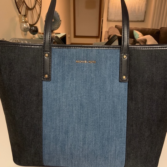 Large Michael Kors tote w divider pockets - Picture 2 of 2